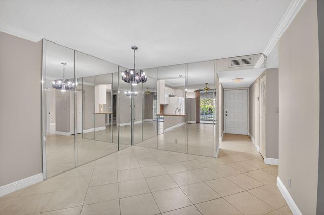 6935 Huntington Lane, Unit 207, Delray Beach, FL 33446