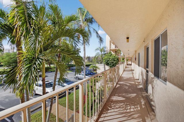 6935 Huntington Lane, Unit 207, Delray Beach, FL 33446