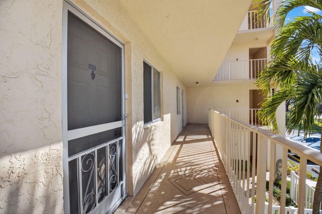 6935 Huntington Lane, Unit 207, Delray Beach, FL 33446