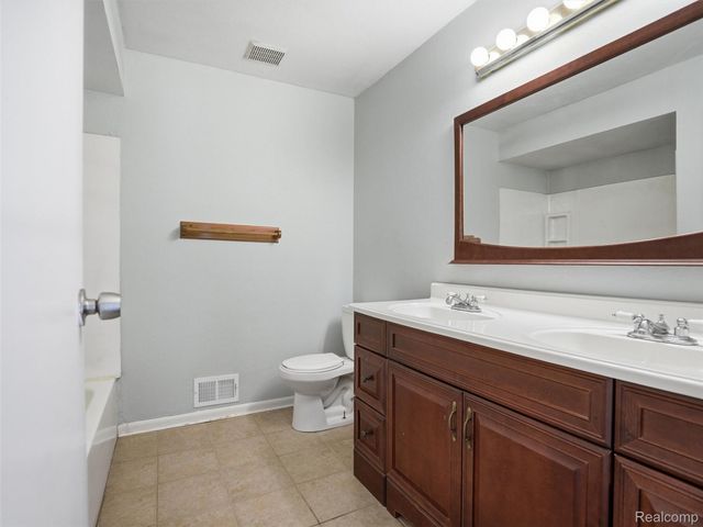 2439 N Long Lake Road, Fenton Charter Township, MI 48430