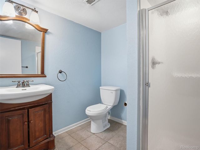 2439 N Long Lake Road, Fenton Charter Township, MI 48430