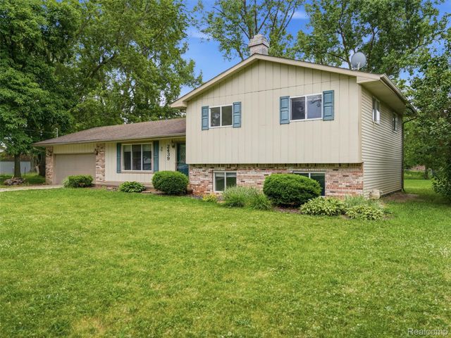 2439 N Long Lake Road, Fenton Charter Township, MI 48430