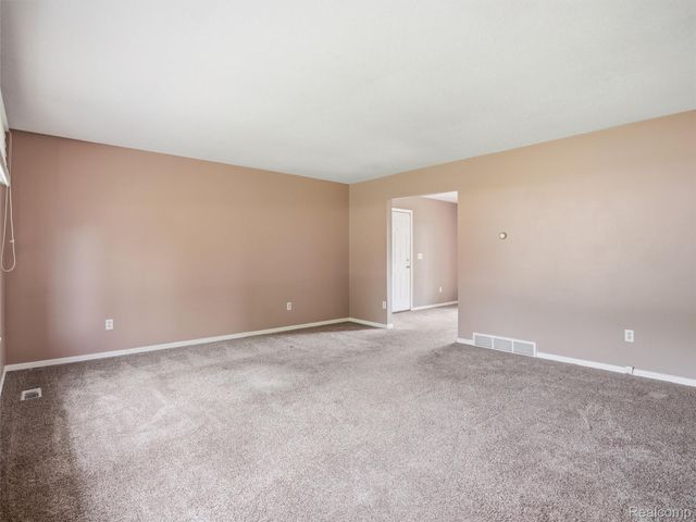 2439 N Long Lake Road, Fenton Charter Township, MI 48430