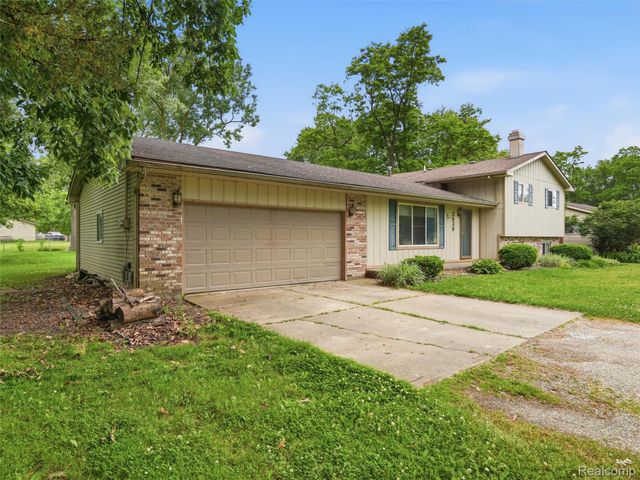 2439 N Long Lake Road, Fenton Charter Township, MI 48430