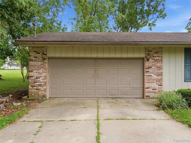 2439 N Long Lake Road, Fenton Charter Township, MI 48430