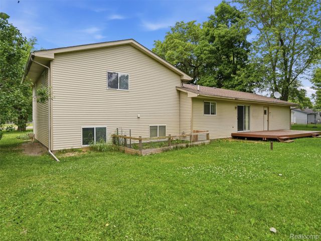 2439 N Long Lake Road, Fenton Charter Township, MI 48430