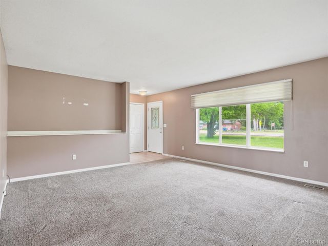 2439 N Long Lake Road, Fenton Charter Township, MI 48430