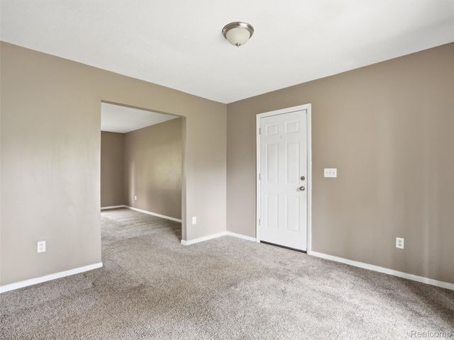 2439 N Long Lake Road, Fenton Charter Township, MI 48430