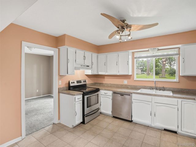 2439 N Long Lake Road, Fenton Charter Township, MI 48430