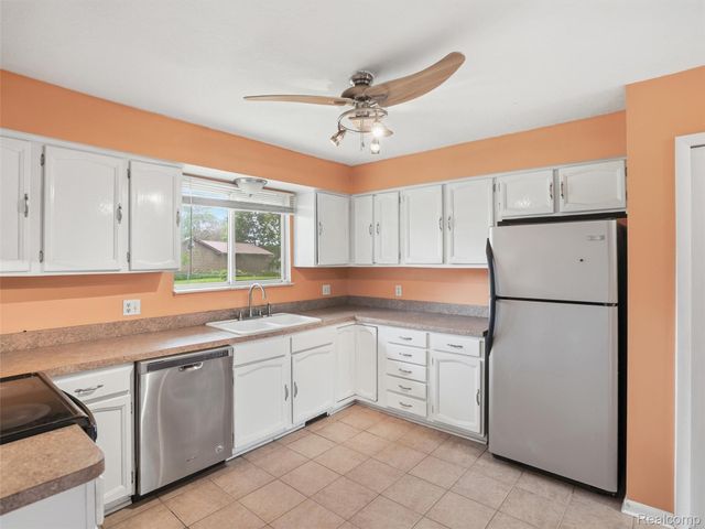 2439 N Long Lake Road, Fenton Charter Township, MI 48430