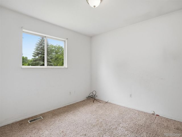 2439 N Long Lake Road, Fenton Charter Township, MI 48430