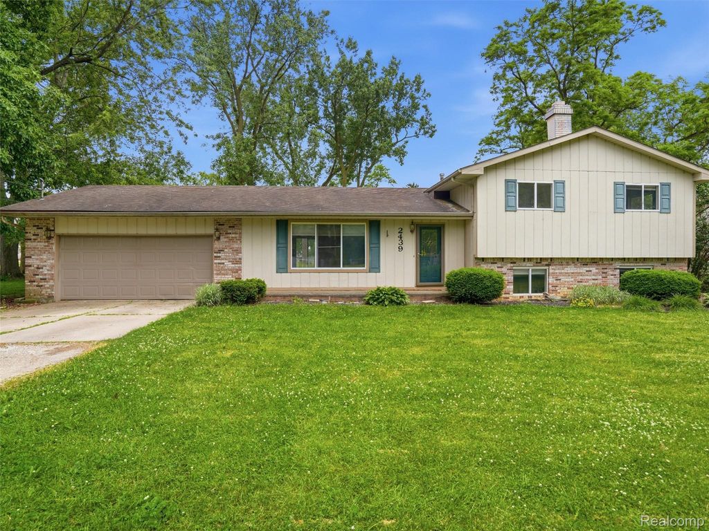 2439 N Long Lake Road, Fenton Charter Township, MI 48430