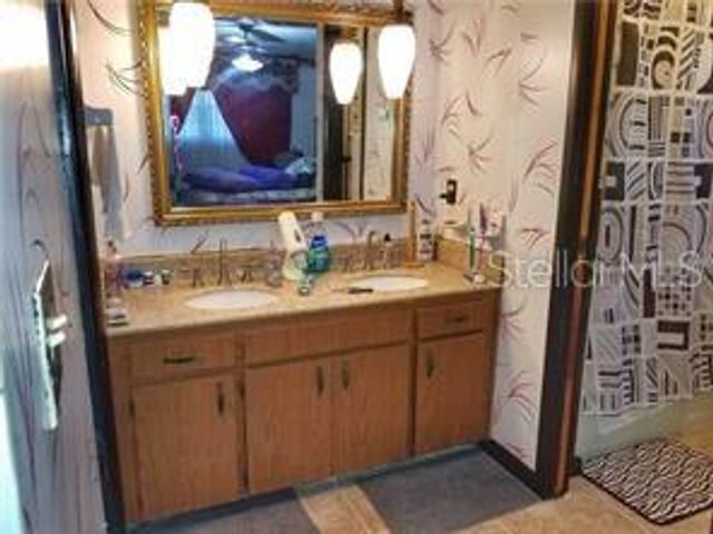 8301 N RIVER OAKS COURT, Tampa, FL 33617