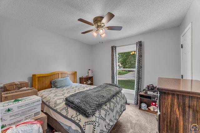 2837 SW Ancaster RD, Topeka, KS 66614