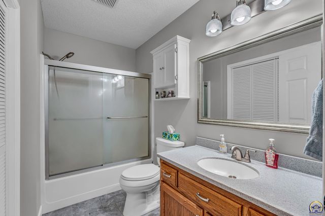 2837 SW Ancaster RD, Topeka, KS 66614