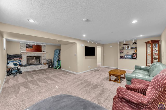 2837 SW Ancaster RD, Topeka, KS 66614