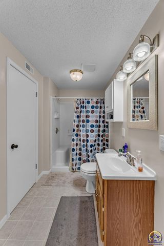 2837 SW Ancaster RD, Topeka, KS 66614