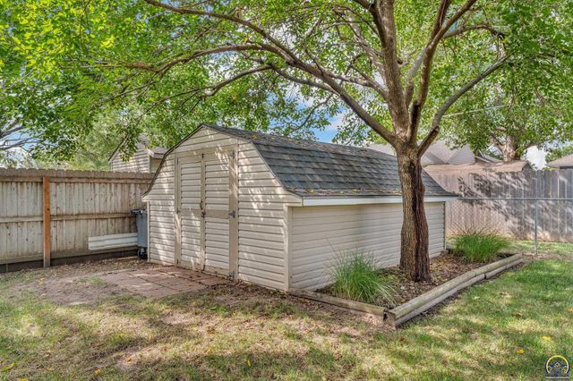 2837 SW Ancaster RD, Topeka, KS 66614