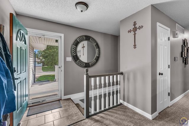 2837 SW Ancaster RD, Topeka, KS 66614