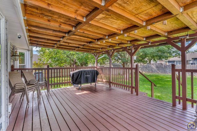 2837 SW Ancaster RD, Topeka, KS 66614