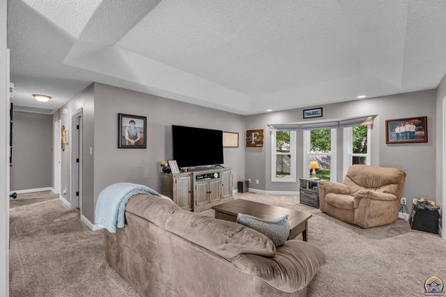 2837 SW Ancaster RD, Topeka, KS 66614