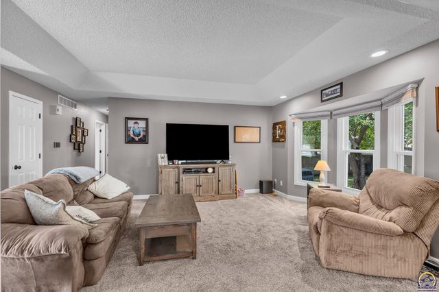 2837 SW Ancaster RD, Topeka, KS 66614