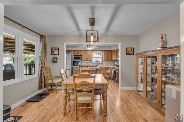 2837 SW Ancaster RD, Topeka, KS 66614