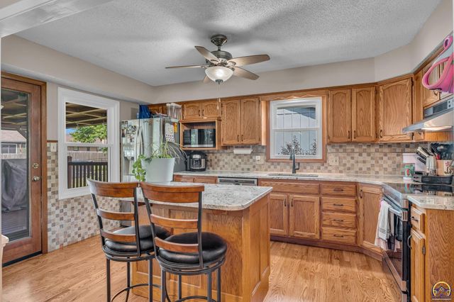 2837 SW Ancaster RD, Topeka, KS 66614