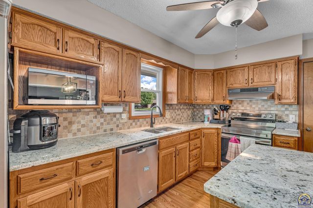 2837 SW Ancaster RD, Topeka, KS 66614