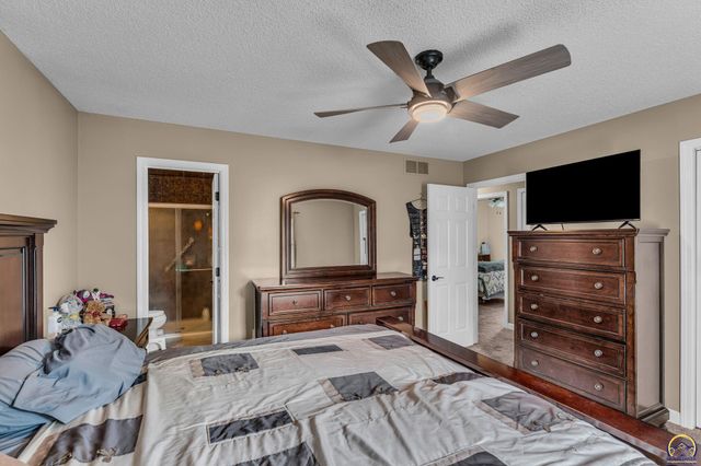 2837 SW Ancaster RD, Topeka, KS 66614