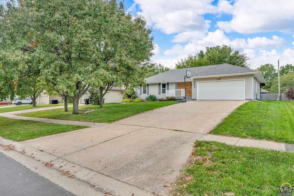 2837 SW Ancaster RD, Topeka, KS 66614