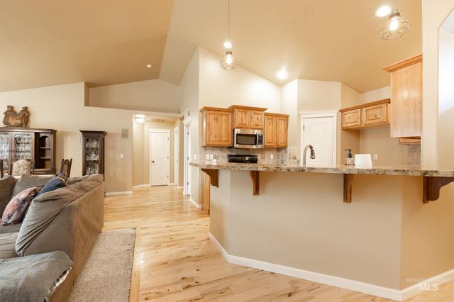 835 W Heather Woods Dr, Nampa, ID 83686