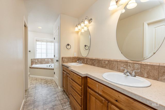 835 W Heather Woods Dr, Nampa, ID 83686