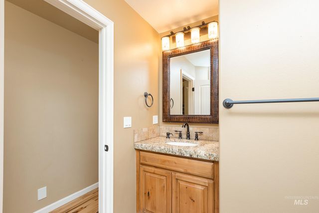 835 W Heather Woods Dr, Nampa, ID 83686