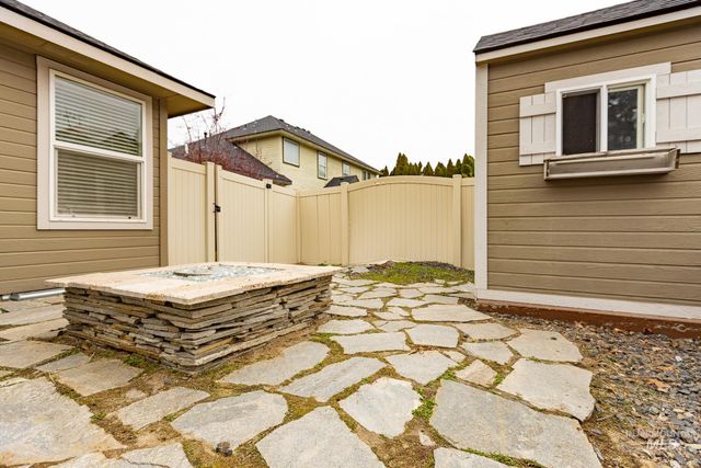 835 W Heather Woods Dr, Nampa, ID 83686