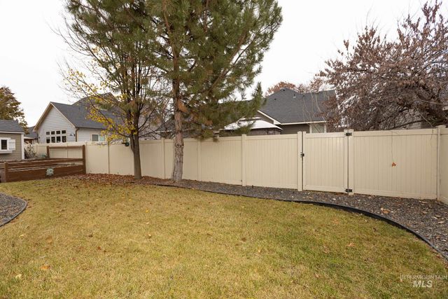 835 W Heather Woods Dr, Nampa, ID 83686