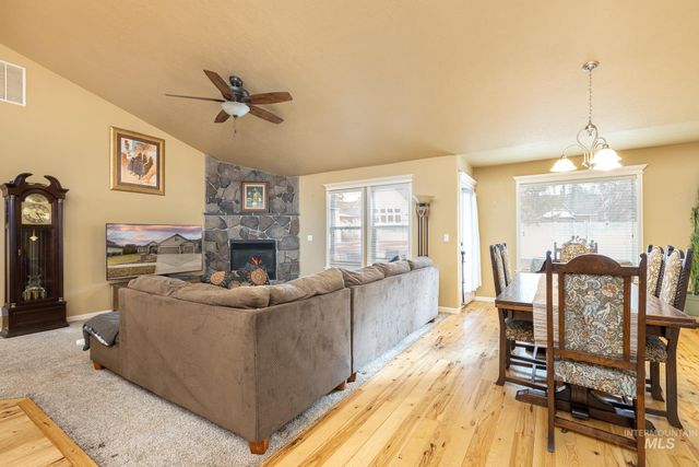 835 W Heather Woods Dr, Nampa, ID 83686