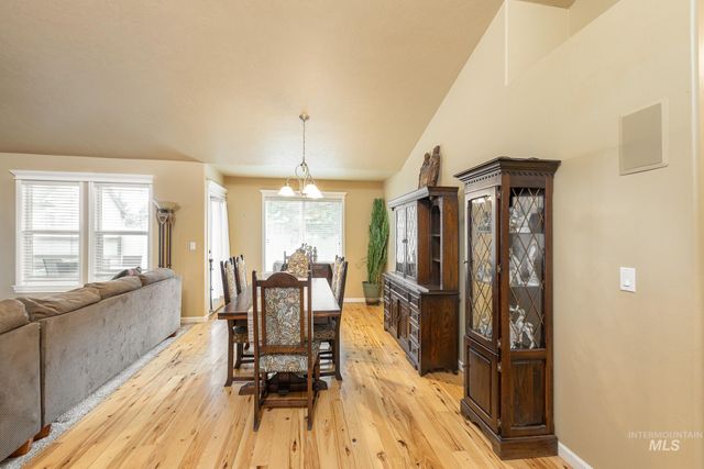 835 W Heather Woods Dr, Nampa, ID 83686