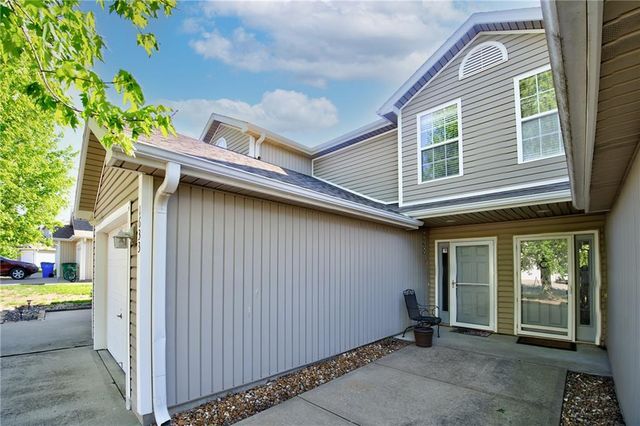 1633 SW Highland Drive, Lee's Summit, MO 64081