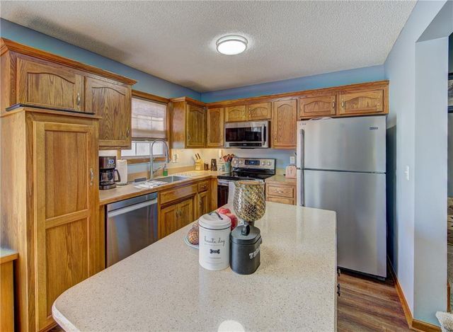 1633 SW Highland Drive, Lee's Summit, MO 64081