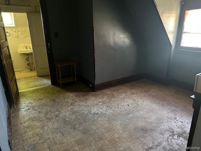 1009 Oak Street, Flint, MI 48503