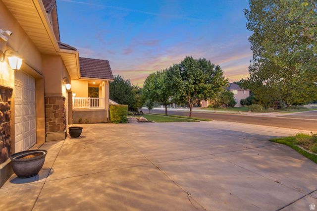 971 S KAYS DR, Kaysville, UT 84037