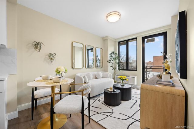 163-07 72nd Ave 4D, Fresh Meadows, NY 11365