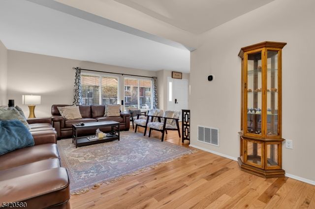 68 Chestnut Ct, Hillsborough Twp., NJ 08844