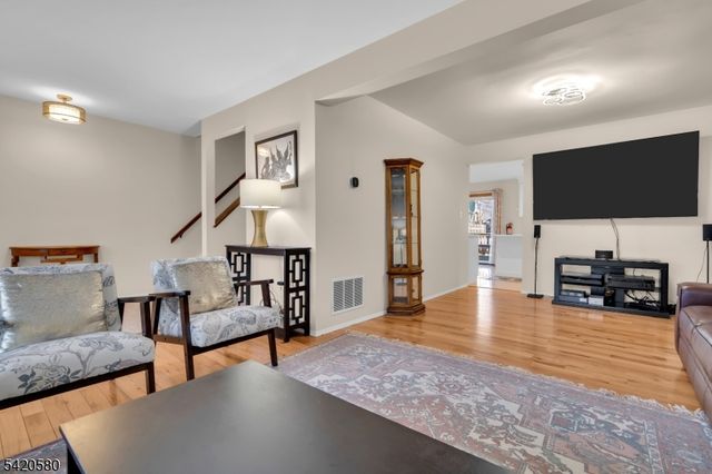 68 Chestnut Ct, Hillsborough Twp., NJ 08844