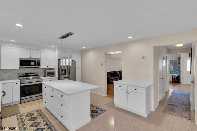 68 Chestnut Ct, Hillsborough Twp., NJ 08844