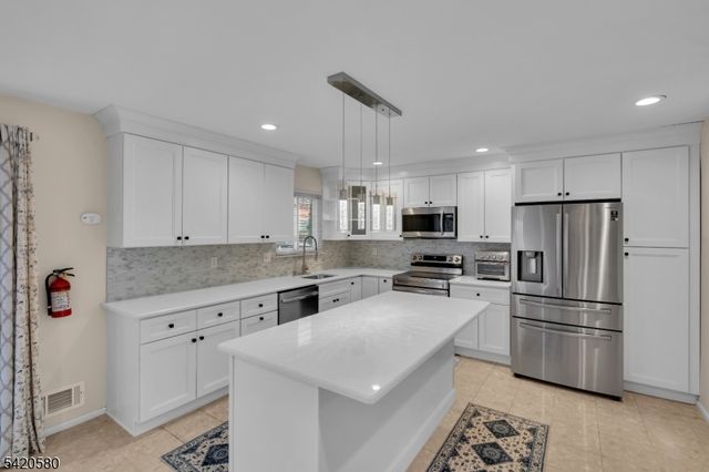 68 Chestnut Ct, Hillsborough Twp., NJ 08844