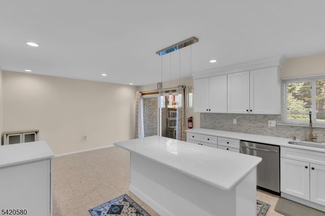 68 Chestnut Ct, Hillsborough Twp., NJ 08844