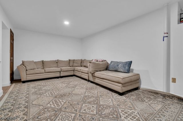 68 Chestnut Ct, Hillsborough Twp., NJ 08844