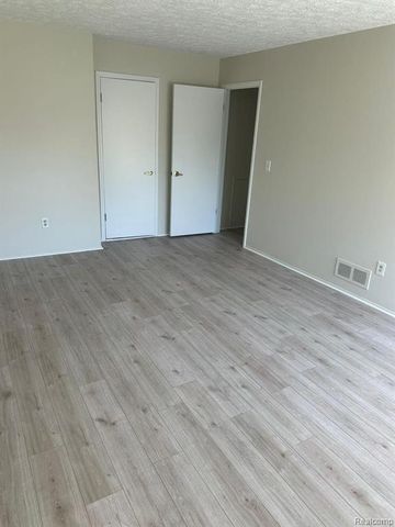 27860 Berrywood Lane 24, Farmington Hills, MI 48334